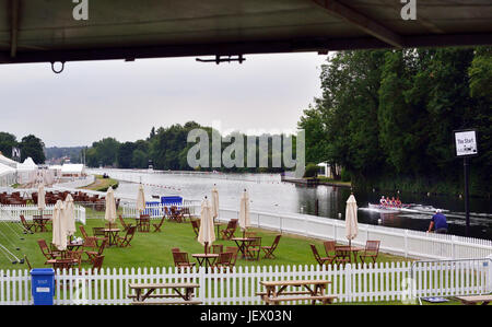 Henley-on-Thames, Regno Unito. Il 27 giugno, 2017. Henley Royal Regatta inizia ufficialmente domani 28 giugno 2017 ma oggi gli equipaggi erano fuori a fare pratica con i loro allenatori lungo il fiume Tamigi. Credit Gary Blake/Alamy Live News Foto Stock