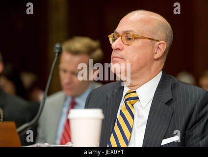 J. Christopher Giancarlo, vice-presidente, Commodity Futures Trading Commissione, testimonia davanti al Senato degli Stati Uniti Comitato su stanziamenti sottocommissione per i servizi finanziari e il Governo Generale audizione per esaminare la proposta di bilancio di previsione e la giustificazione per l'anno fiscale 2018 per il SEC e la CFTC sul Campidoglio di Washington, DC martedì, 27 giugno 2017. Credito: Ron Sachs/CNP /MediaPunch Foto Stock