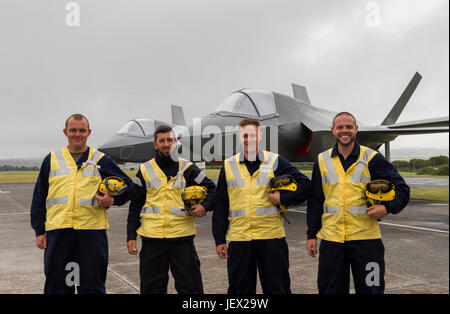 Media ufficiali assegnazione a RNAS Culdrose, Helston, Cornwall, Regno Unito. Il 27 giugno, 2017. Quattro Gestori di aeromobili da RNAS Culdrose circa per completare la loro formazione in RNAS Culdrose deck dummy facility prima di entrare a far parte di HMS Queen Elizabeth. Sfondo quattro F35B getti di replica di credito: Bob Sharples Alamy/Live News Foto Stock