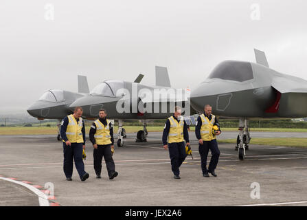 Media ufficiali assegnazione RNAS Culdrose, Helston, Cornwall, Regno Unito. Il 27 giugno, 2017. Quattro Gestori di aeromobili da RNAS Culdrose circa per completare la loro formazione in RNAS Culdrose deck dummy facility prima di entrare a far parte di HMS Queen Elizabeth. Sfondo quattro F35B getti di replica di credito: Bob Sharples Alamy/Live News Foto Stock