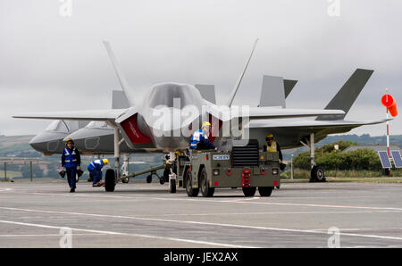 Media ufficiali assegnazione a RNAS Culdrose, Helston, Cornwall, Regno Unito. Il 27 giugno, 2017. Life-size repliche della Royal Navy F-35B Lightning II getti, durante i movimenti di aeromobili a RNAS Culdrose. Tutti pratica prima di entrare a far parte di HMS Queen Elizabeth Credito: Bob Sharples Alamy/Live News Foto Stock