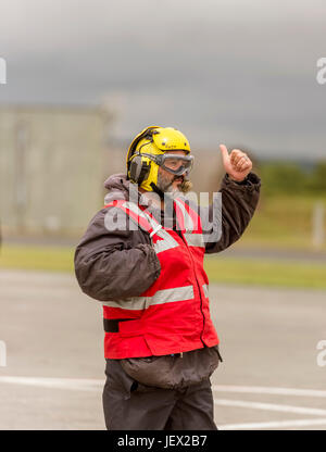 Media ufficiali assegnazione a RNAS Culdrose, Helston, Cornwall, Regno Unito. Il 27 giugno, 2017. Gestore di aeromobili istruttore sul manichino deck impianto di RNAS Culdrose Credito: Bob Sharples Alamy/Live News Foto Stock