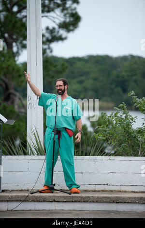 Pensacola, Florida, Stati Uniti d'America. Il 27 giugno, 2017. Pro Vita Doc, William Lile parla durante salvare il Bayview Cross Rally. Sandy Andreoletti/Alamy Live News Foto Stock