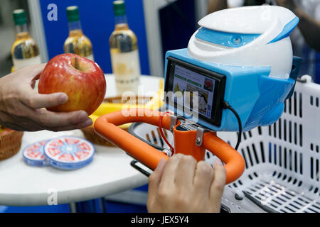 Tokyo, Giappone. Il 28 giugno, 2017. Un visitatore esegue il test di un robot programmato Automagi per mostrare informazioni alimentari a contenuto Tokyo 2017 presso il Tokyo Big Sight, il 28 giugno 2017, Tokyo, Giappone. Le nuove tecnologie come l'intelligenza artificiale (AI), la realtà virtuale (VR) e la Realtà aumentata (AR) sono introdotti durante i tre giorni di fiera dove 1760 espositori provenienti da i contenuti di intrattenimento industria potrà partecipare. Gli organizzatori si aspettano che la manifestazione si trarre alcune 63.000 visitatori. Credito: Rodrigo Reyes Marin/AFLO/Alamy Live News Foto Stock