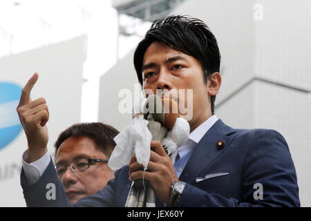 Tokyo, Giappone. Il 28 giugno, 2017. Shinjiro Koizumi (R), il Giappone con la sua sentenza Partito liberale democratico (LDP) legislatore e un figlio dell ex primo ministro Koizumi offre un discorso di campagna per un candidato di LDP Hideki Ishijima per la imminente Tokyo Metropolitan Assemblea elezione a Tokyo il Mercoledì, 28 giugno 2017. Credito: Yoshio Tsunoda/AFLO/Alamy Live News Foto Stock