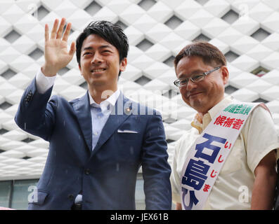 Tokyo, Giappone. Il 28 giugno, 2017. Shinjiro Koizumi (L), il Giappone con la sua sentenza Partito liberale democratico (LDP) legislatore e un figlio dell ex primo ministro Koizumi offre un discorso di campagna per un candidato di LDP Hideki Ishijima per la imminente Tokyo Metropolitan Assemblea elezione a Tokyo il Mercoledì, 28 giugno 2017. Credito: Yoshio Tsunoda/AFLO/Alamy Live News Foto Stock