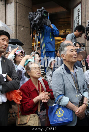 Tokyo, Giappone. Il 28 giugno, 2017. I sostenitori della sentenza Partito liberale democratico (LDP) ascoltare un discorso di campagna da Shinjiro Koizumi, LDP legislatore e un figlio dell ex primo ministro Koizumi per un candidato di LDP Hideki Ishijima per la imminente Tokyo Metropolitan Assemblea elezione a Tokyo il Mercoledì, 28 giugno 2017. Credito: Yoshio Tsunoda/AFLO/Alamy Live News Foto Stock