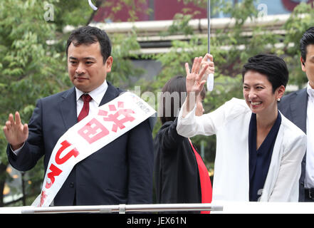 Tokyo, Giappone. Il 28 giugno, 2017. Renho (R), leader del Giappone del principale partito d opposizione il Partito Democratico e il suo partito candidato Hiroki Hamada agitare le mani ai loro sostenitori come ella offre un discorso di campagna per la imminente Tokyo Metropolitan Assemblea elezione a Tokyo il Mercoledì, 28 giugno 2017. Credito: Yoshio Tsunoda/AFLO/Alamy Live News Foto Stock