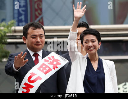 Tokyo, Giappone. Il 28 giugno, 2017. Renho (R), leader del Giappone del principale partito d opposizione il Partito Democratico e il suo partito candidato Hiroki Hamada agitare le mani ai loro sostenitori come ella offre un discorso di campagna per la imminente Tokyo Metropolitan Assemblea elezione a Tokyo il Mercoledì, 28 giugno 2017. Credito: Yoshio Tsunoda/AFLO/Alamy Live News Foto Stock