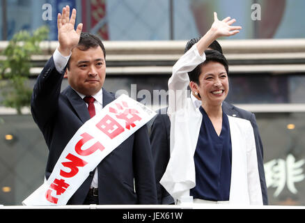 Tokyo, Giappone. Il 28 giugno, 2017. Renho (R), leader del Giappone del principale partito d opposizione il Partito Democratico e il suo partito candidato Hiroki Hamada agitare le mani ai loro sostenitori come ella offre un discorso di campagna per la imminente Tokyo Metropolitan Assemblea elezione a Tokyo il Mercoledì, 28 giugno 2017. Credito: Yoshio Tsunoda/AFLO/Alamy Live News Foto Stock