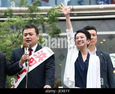 Tokyo, Giappone. Il 28 giugno, 2017. Renho (R), leader del Giappone del principale partito d opposizione Partito Democratico onde per i suoi sostenitori mentre il suo candidato del partito Hiroki Hamada offre un discorso di campagna per la imminente Tokyo Metropolitan Assemblea elezione a Tokyo il Mercoledì, 28 giugno 2017. Credito: Yoshio Tsunoda/AFLO/Alamy Live News Foto Stock