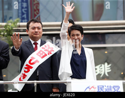 Tokyo, Giappone. Il 28 giugno, 2017. Renho (R), leader del Giappone del principale partito d opposizione il Partito Democratico e il suo partito candidato Hiroki Hamada agitare le mani ai loro sostenitori come ella offre un discorso di campagna per la imminente Tokyo Metropolitan Assemblea elezione a Tokyo il Mercoledì, 28 giugno 2017. Credito: Yoshio Tsunoda/AFLO/Alamy Live News Foto Stock