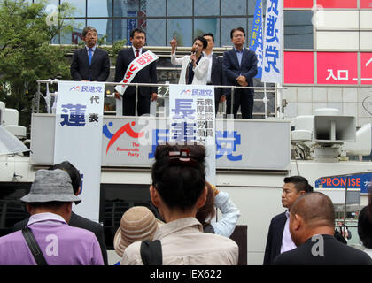 Tokyo, Giappone. Il 28 giugno, 2017. Renho (C), leader del Giappone del principale partito d opposizione Partito Democratico offre un discorso di campagna per il suo partito candidato Hiroki Hamada (2 L) per l'imminente Tokyo Metropolitan Assemblea elezione a Tokyo il Mercoledì, 28 giugno 2017. Credito: Yoshio Tsunoda/AFLO/Alamy Live News Foto Stock