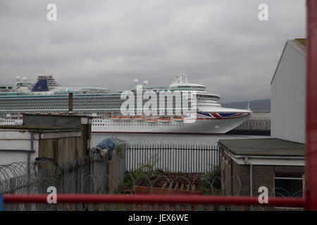 Belfast, Irlanda. Il 28 giugno, 2017. Cieli grigi su Belfast. Credito: Keith Larby/Alamy Live News Foto Stock