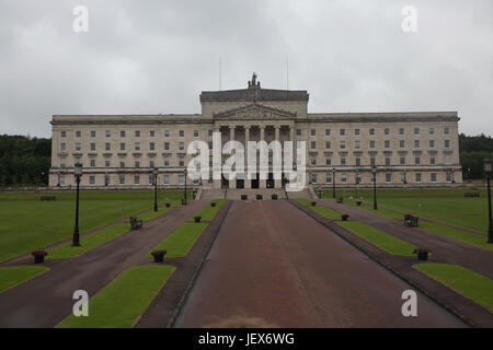 Belfast, Irlanda. Il 28 giugno, 2017. Cieli grigi su Stormont a Belfast. Credito: Keith Larby/Alamy Live News Foto Stock