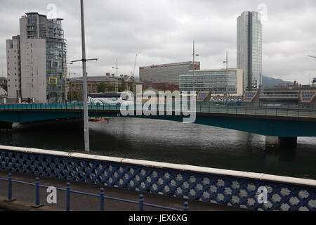 Belfast, Irlanda. Il 28 giugno, 2017. Cieli grigi su Belfast. Credito: Keith Larby/Alamy Live News Foto Stock