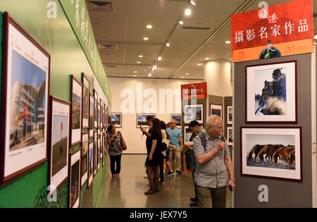 Hong Kong, Cina. Il 28 giugno, 2017. La gente di visitare una mostra fotografica, un'attività di festeggiamenti in occasione del ventesimo anniversario di il ritorno di Hong Kong alla madrepatria, a Hong Kong Central Library di Hong Kong, Cina del sud, il 28 giugno 2017. Credito: Qin Qing/Xinhua/Alamy Live News Foto Stock