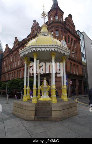 Colorato in giallo Victorian Jaffe fontanella a Belfast, Irlanda Foto Stock