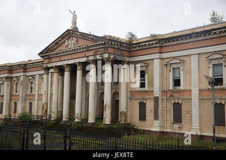 Il Crumlin Road Courthouse è stato progettato dall'architetto Charles Lanyon e completato nel 1850. È situato di fronte alla strada dall'Crumlin Road Gaol e i due sono collegati da un passaggio sotterraneo. Il courthouse chiuso nel giugno 1998 Foto Stock