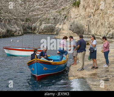 Settembre 27, 2004 - Zurrieq Village, Malta - alla partenza dock scheda di turisti tradizionali colorate barche da pesca maltesi chiamato luzzu per visitare la Grotta Azzurra, una wild formazione di rocce naturali e caverne di mare al largo della costa meridionale del Malta, una popolare destinazione turistica internazionale. (Credito Immagine: © Arnold Drapkin via ZUMA filo) Foto Stock