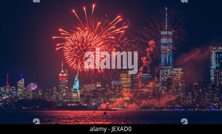 New York, Stati Uniti d'America. Il 27 giugno, 2017. La città di New York è stata un'esplosione di colore come una tarda notte fireworks display illuminato il porto di New York il 27 giugno 2017. I fuochi d'artificio erano lanciato poco prima delle 10:30 e sono state ospitate da Briggs Inc. Questa era la vista da Bayonne, New Jersey. Credito: Jimmy Kastner/Alamy Live News Foto Stock