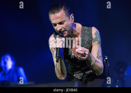 Milano Italia. Il 27 giugno 2017. L'inglese electronic band DEPECHE MODE si esibisce dal vivo sul palco allo Stadio San Siro durante il 'Global spirito Tour' Credito: Rodolfo Sassano/Alamy Live News Foto Stock