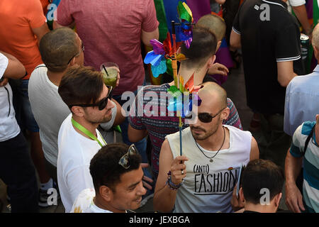 Madrid, Spagna. Il 28 giugno, 2017. durante il preludio del World Pride nella Plaza Pedro Zerolo di Madrid mercoledì 28 giugno 2017 Credit: Gtres Información más Comuniación on line,S.L./Alamy Live News Foto Stock