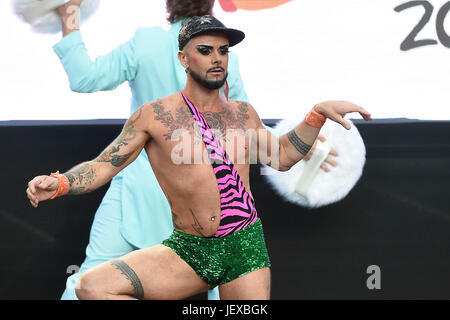 Madrid, Spagna. Il 28 giugno, 2017. durante il preludio del World Pride nella Plaza Pedro Zerolo di Madrid mercoledì 28 giugno 2017 Credit: Gtres Información más Comuniación on line,S.L./Alamy Live News Foto Stock