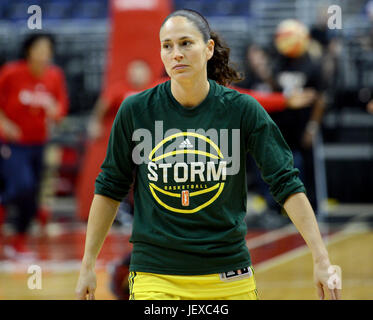 Washington, DC, Stati Uniti d'America. Il 27 giugno, 2017. 20170627 - Seattle Storm guard SUE BIRD (10) si riscalda prima della WNBA partita contro il Washington Mystics al Verizon Center di Washington. Credito: Chuck Myers/ZUMA filo/Alamy Live News Foto Stock