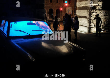 Gerusalemme, Israele. Il 28 giugno, 2017. "Acquario Cars' da Stephane Masson di Francia viene visualizzata con la nuova porta. Gerusalemme ha lanciato il suo nono Festival Internazionale della luce visualizzazione illuminata arte installazioni create da artisti locali ed internazionali. Credito: Nir Alon/Alamy Live News Foto Stock