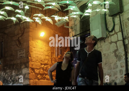 Gerusalemme, Israele. Il 28 giugno, 2017. Gli ospiti godono di 'volare' da Itzik Iluz di Israele. Gerusalemme ha lanciato il suo nono Festival Internazionale della luce visualizzazione illuminata arte installazioni create da artisti locali ed internazionali. Credito: Nir Alon/Alamy Live News Foto Stock