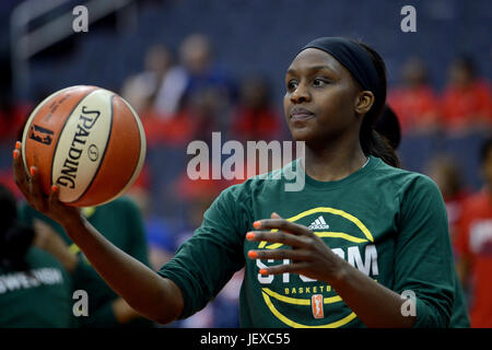 Washington, DC, Stati Uniti d'America. Il 27 giugno, 2017. 20170627 - Seattle Storm avanti CRYSTAL LANGHORNE (1) si riscalda prima della WNBA partita contro il Washington Mystics al Verizon Center di Washington. Credito: Chuck Myers/ZUMA filo/Alamy Live News Foto Stock