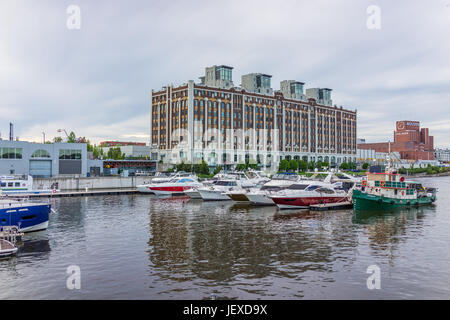 Montreal, Canada - 27 Maggio 2017: vecchia area portuale con barche nel porto e Molson fabbrica nella regione di Québec durante il tramonto Foto Stock