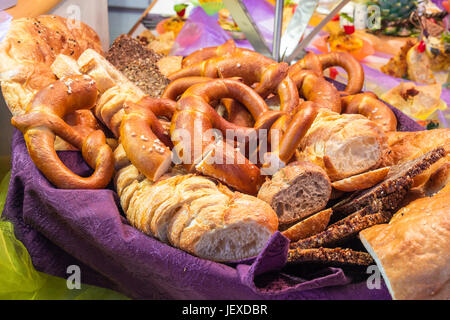 Gruppo di tradizionale pane tedesco e pretzel in un cestello. Foto Stock