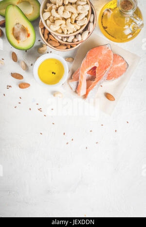 Cibo sano. Prodotti con grassi sani. Omega 3 e omega 6. Ingredienti e prodotti: trota (salmone), olio di lino, avocado, mandorle, anacardi, pistach Foto Stock