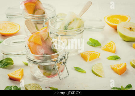 Gelato fatto in casa. Bevande Surgelati. Frutta fresca e agrumi. Popsicles di bianco e rosso sangria, limonata o mojito. Con le arance, calce, menta, mele. Bianco Foto Stock