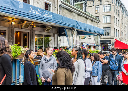 Montreal, Canada - 27 Maggio 2017: area della città vecchia di Jacques Cartier square con le persone in attesa nella coda di linea al di fuori del ristorante chiamato Jardin Nelson durante Foto Stock