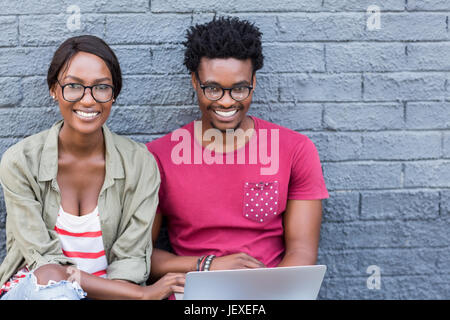 Coppia giovane utilizzando laptop Foto Stock
