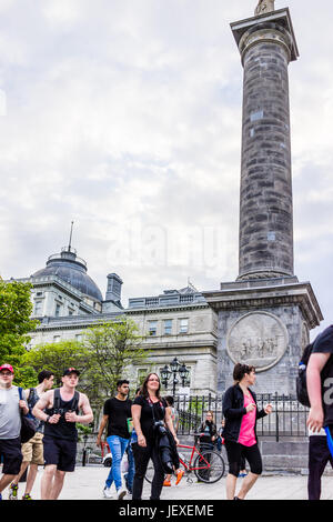 Montreal, Canada - 26 Maggio 2017: Nelson's colonna nella zona della città vecchia in città nella regione di Québec con la gente camminare durante il tramonto di sera Foto Stock