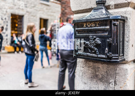 Montreal, Canada - 27 Maggio 2017: la zona della città vecchia con vista dettagliata del post nella casella di posta in serata fuori nella regione di Québec city Foto Stock