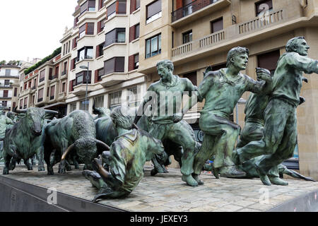 Encierro statua Bull in esecuzione un monumento statua nelle strade di Pamplona in Spagna settentrionale Foto Stock