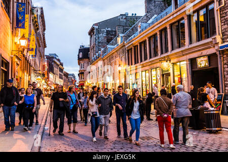 Montreal, Canada - 27 Maggio 2017: la zona della città vecchia con la gente a camminare su strada di sera al di fuori di ristoranti nella regione di Québec city Foto Stock