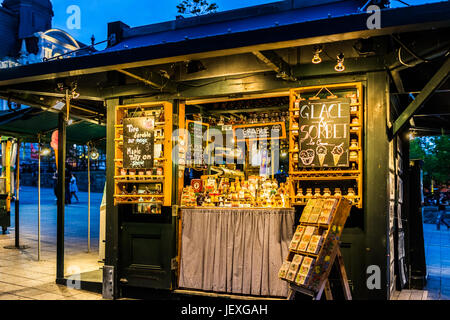 Montreal, Canada - 27 Maggio 2017: la zona della città vecchia con gelato booth su strada di sera fuori nella regione di Québec city Foto Stock