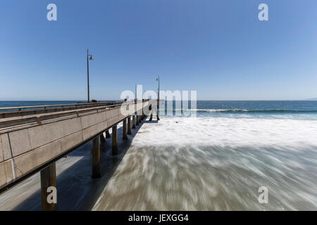 Los Angeles, California, Stati Uniti d'America - 26 Giugno 2017: la spiaggia di Venezia pier con motion blur acqua nella California del Sud. Foto Stock