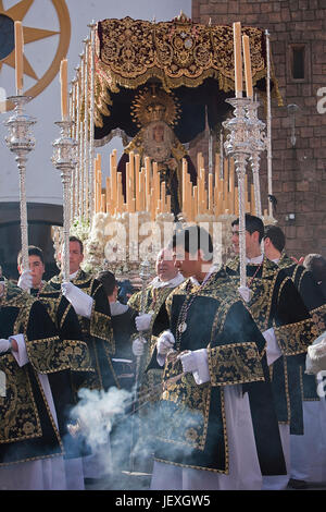 I giovani in processione con bruciatori di incenso e candelieri processionale nella Settimana Santa, Linares, Provincia di Jaen, Spagna Foto Stock