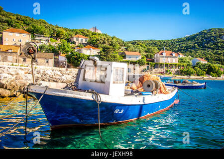 Una vecchia barca da pesca ormeggiata a sutura sull'isola di Sipan, parte delle Isole Elafiti, Croazia Foto Stock