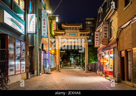 Montreal, Canada - 27 Maggio 2017: Chinatown asian downtown area notte con segni e persone che camminano nella sera fuori nella regione di Québec city Foto Stock