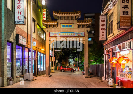 Montreal, Canada - 27 Maggio 2017: Chinatown asian downtown area notte con segni e persone che camminano nella sera fuori nella regione di Québec city Foto Stock