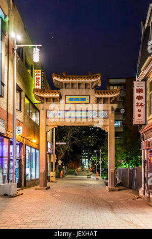 Montreal, Canada - 27 Maggio 2017: Chinatown asian downtown area notte con segni e persone che camminano nella sera fuori nella regione di Québec city Foto Stock