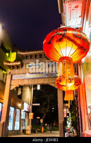 Montreal, Canada - 27 Maggio 2017: Chinatown asian downtown area notte con segno su carta rossa lampada nella sera fuori nella regione di Québec city Foto Stock